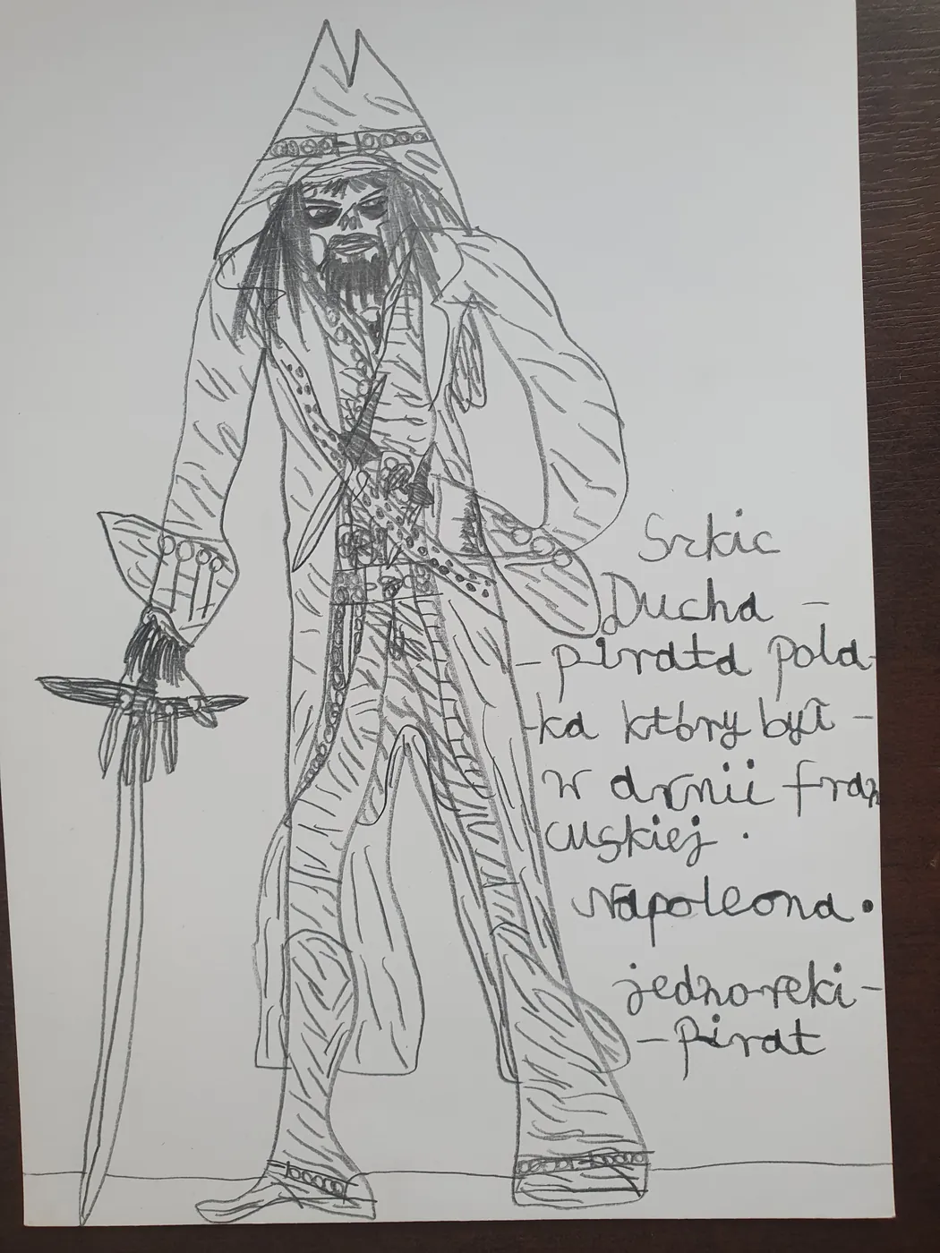 Szkic ołówkiem na kartce: brodaty pirat w długim płaszczu i chuście trzyma szablę; obok odręczny napis Szkic Ducha pirata Polaka, który był w armii francuskiej Napoleona. Jednoręki pirat