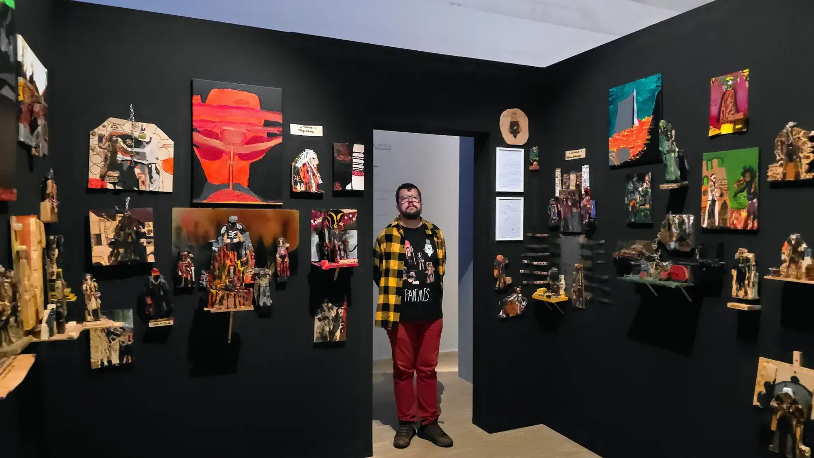 Michał Walczyk w ciemnym pawilonie Apokalipsy w Muzeum Śląskim