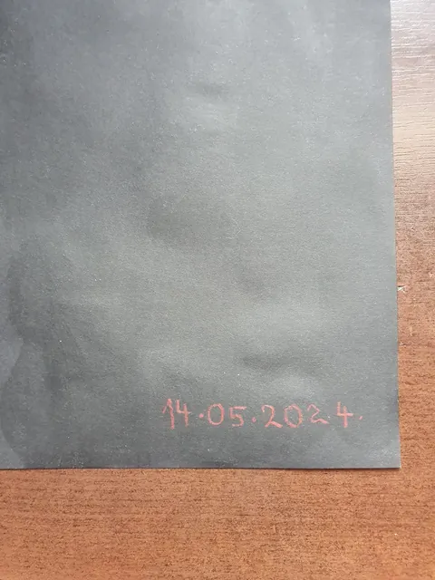 Odwrót czarnego rysunku z datą 14.05.2024 napisaną na czerwono