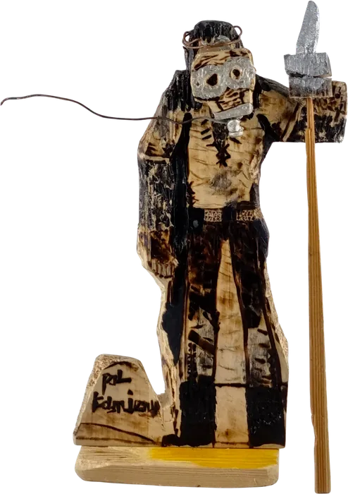 Drewniana figurka brodatego mężczyzny z dzidą