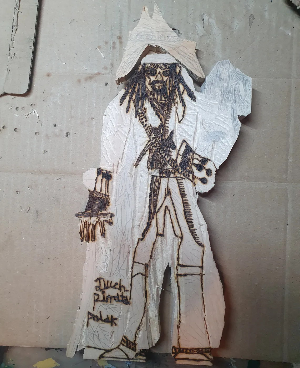Wycięta z drewna sylwetka pirata z wypalonymi konturami