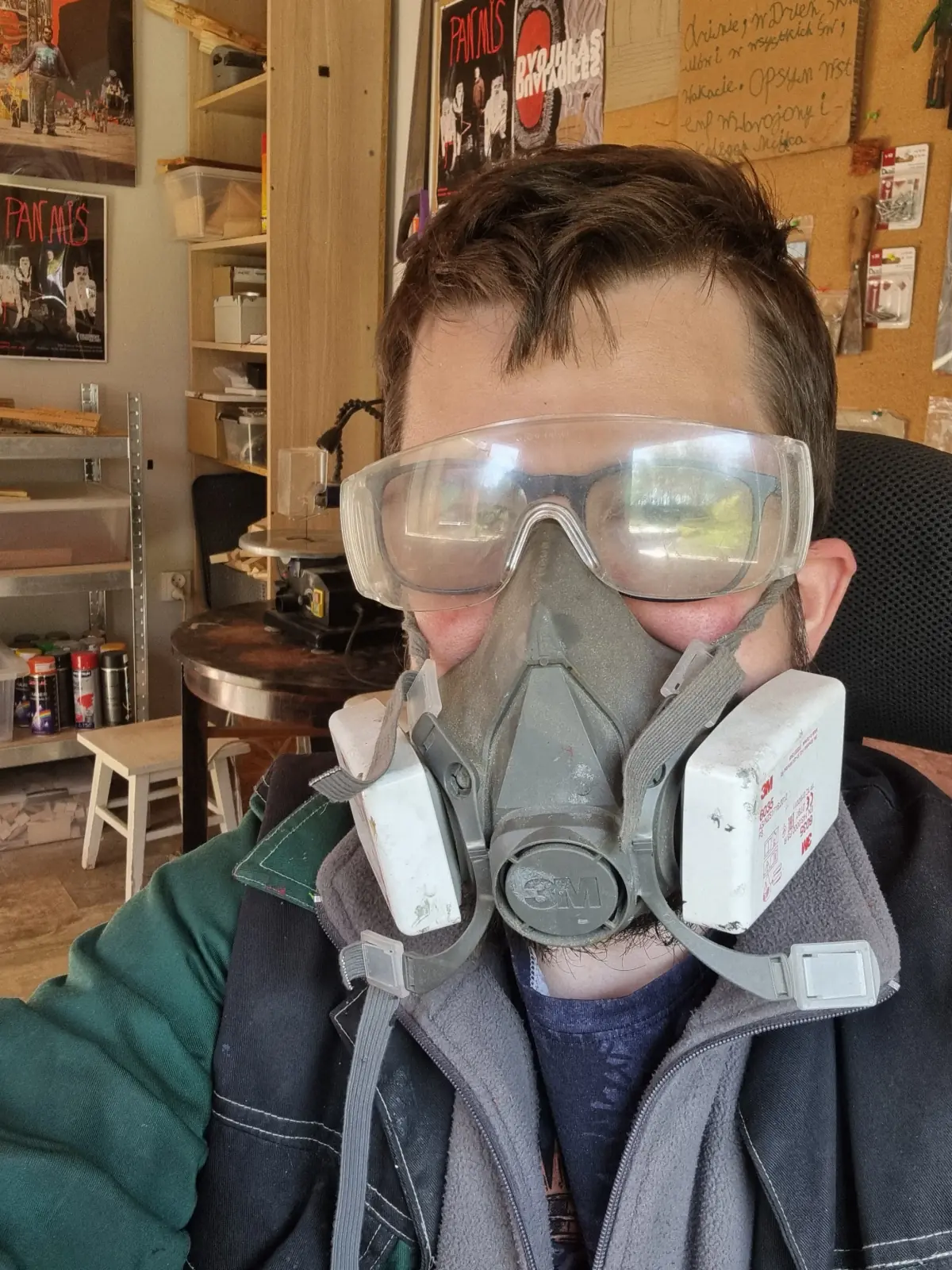 Michał Walczyk w goglach i masce ochronnej z filtrami